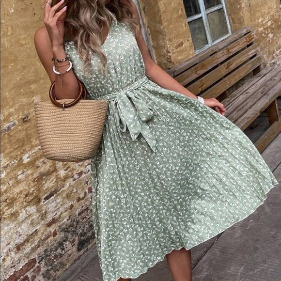 Boho green dot pleated belted cami dress - Picture 5 of 7